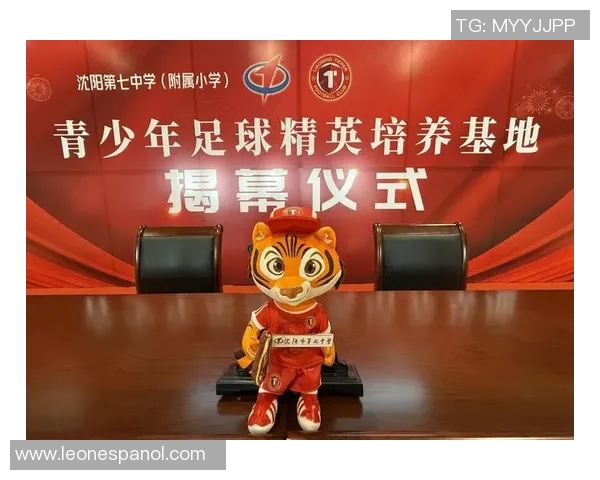 足球明星与小孩的温馨瞬间签名合影展现梦想与热爱的美好时刻