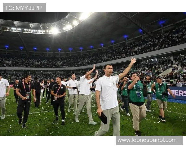 足球明星齐聚一堂共同庆祝荣誉时刻的精彩合照分享